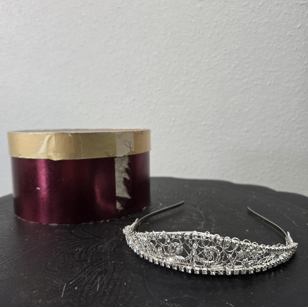 Elen Henderson Tiara vintage like new